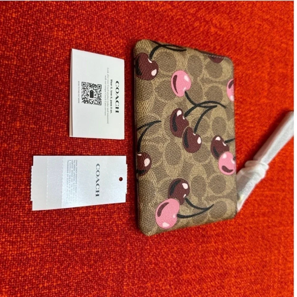 ❤️❤️❤️Coach Wallet/wristlet with cherry print CZ450❤️❤️❤️